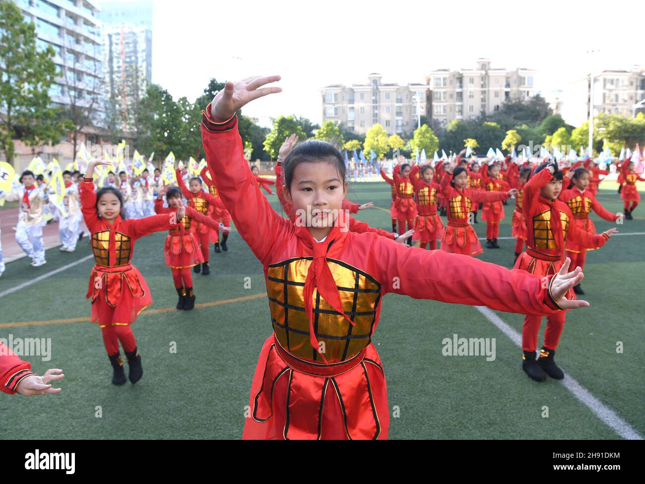 (211203) -- NANNING, 3 décembre 2021 (Xinhua) -- des élèves se sont produits lors d'une activité à l'école primaire Yulanlu de Nanning, dans la région autonome de Guangxi Zhuang, dans le sud de la Chine, le 2 décembre 2021.Les élèves de l'école primaire Yulanlu ont participé à l'activité pour célébrer le cinquième anniversaire de l'école.(Xinhua/Zhou Hua) Banque D'Images