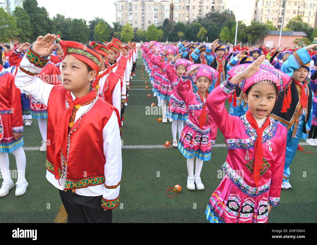 (211203) -- NANNING, 3 décembre 2021 (Xinhua) -- les élèves participent à une activité à l'école primaire Yulanlu à Nanning, dans la région autonome de Guangxi Zhuang, dans le sud de la Chine, le 2 décembre 2021.Les élèves de l'école primaire Yulanlu ont participé à l'activité pour célébrer le cinquième anniversaire de l'école.(Xinhua/Zhou Hua) Banque D'Images