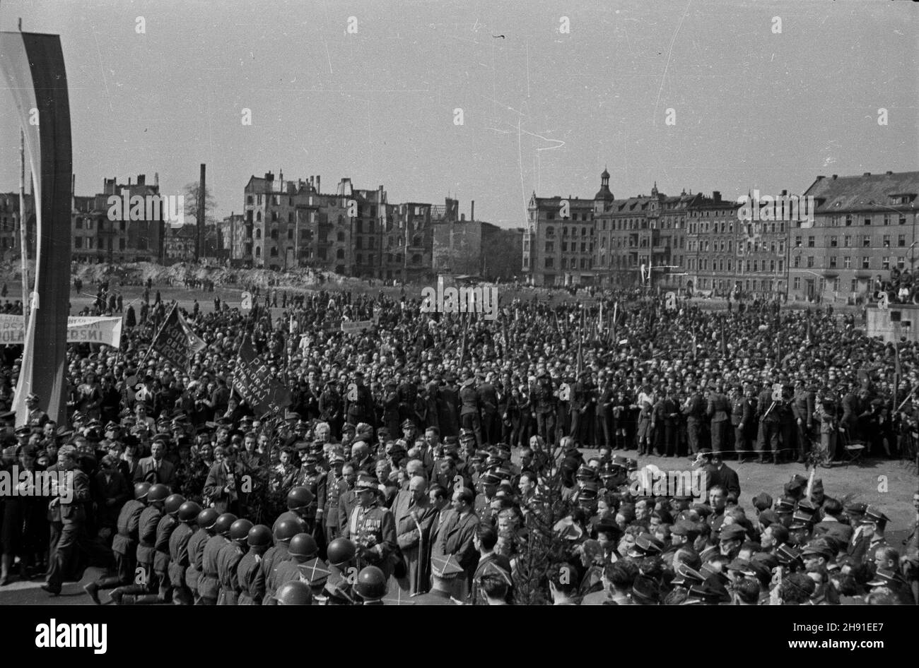 Wroc³aw, 1947-04-20.Promocja podchor¹¿ych Oficerskiej Szko³y Saperów i rewia wojskowa na placu Grunwaldzkim z udzia³em marsza³ka Micha³a Roli-¯ymierskiego i premiera Józefa Cyrankiewicza.marsza³ek promuje nowych podporuczników, W g³êbi t³umy ze sztandarami zgromadzone na uroczystoœci. wb PAPWroclaw, le 20 avril 1947.La cérémonie de promotion pour les cadets de l'école des officiers de Sapper et un défilé militaire sur la place Grunwaldzki avec la participation du maréchal Michal Rola-Zymierski et du Premier ministre Jozef Cyrankiewicz.Photo : le maréchal fait la promotion de nouveaux lieutenants secondaires, en arrière-plan Banque D'Images