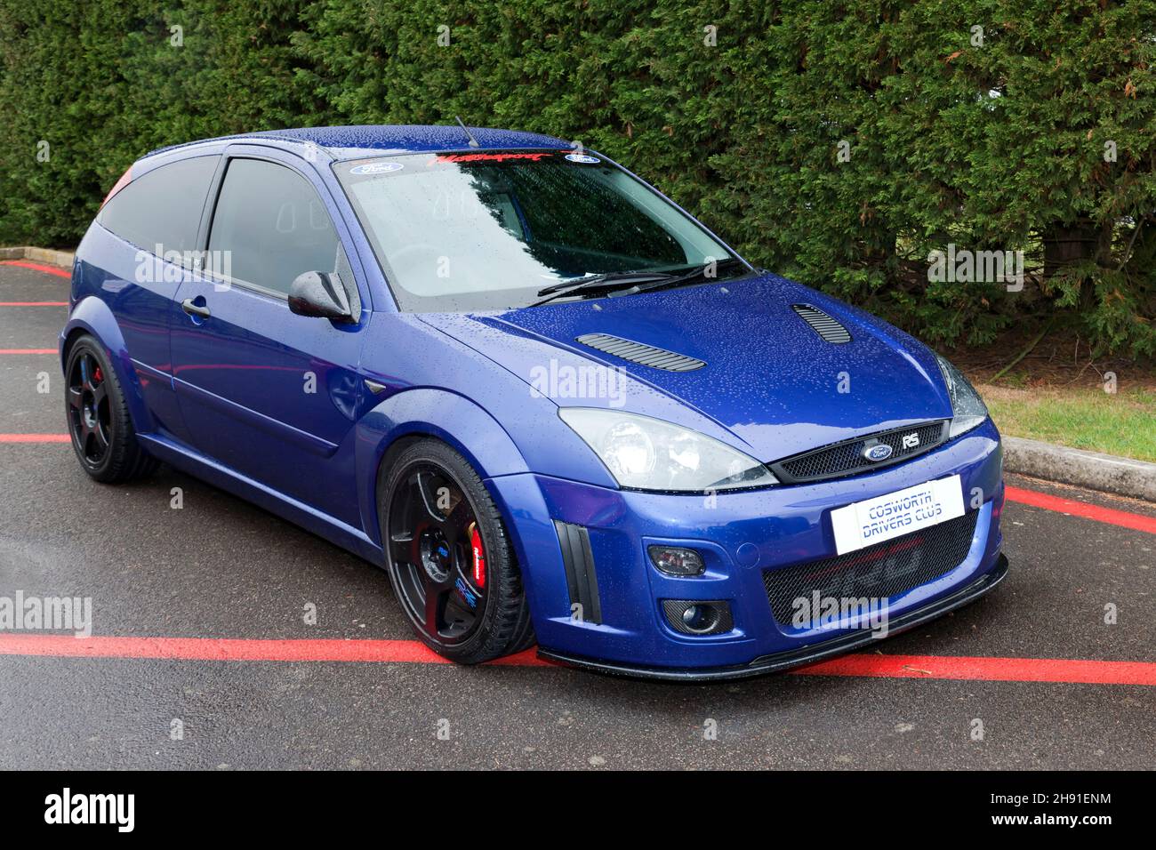 Vue des trois quarts avant d'un Ford Focus RS Mk1 bleu, exposé sur le  Silverstone Classic 2021 Photo Stock - Alamy