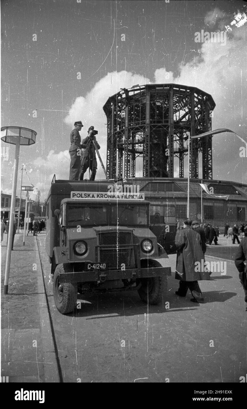 Poznañ, 1947-04-27.Pierwsze po wojnie Miêdzynarodowe Targi Poznañskie, otwarte 27 IV 1947.NZ. Ekipa Polskiej Kroniki Filmowej na ciê¿arówce.W tle odbudowywana Wie¿a Górnoœl¹ska, przewidziana na pawilon dla producentów prywatnych. bb/ms PAPPoznan, 27 avril 1947.Ouverture de la première foire internationale de Poznan d'après-guerre.Photo : une équipe polonaise film Chronicle sur un camion.A l'arrière, la tour haute de Silésie reconstruite a prévu comme pavillon d'exposition pour les producteurs privés. bb/ms PAP Banque D'Images