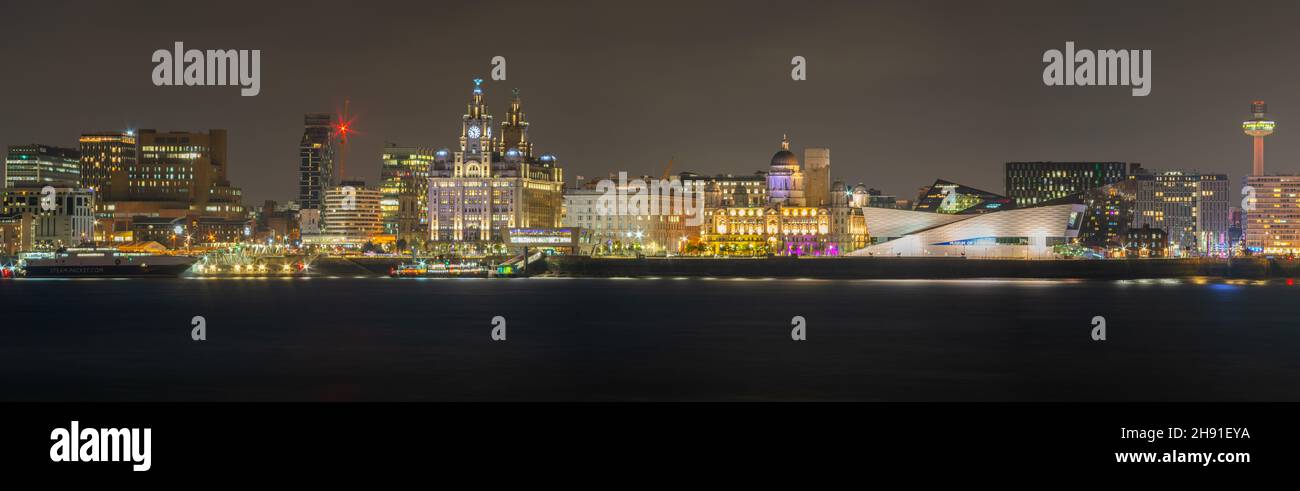 Front de mer de Liverpool depuis le terminal des ferries de Woodside, Birkenhead.Photo prise en octobre 2021. Banque D'Images