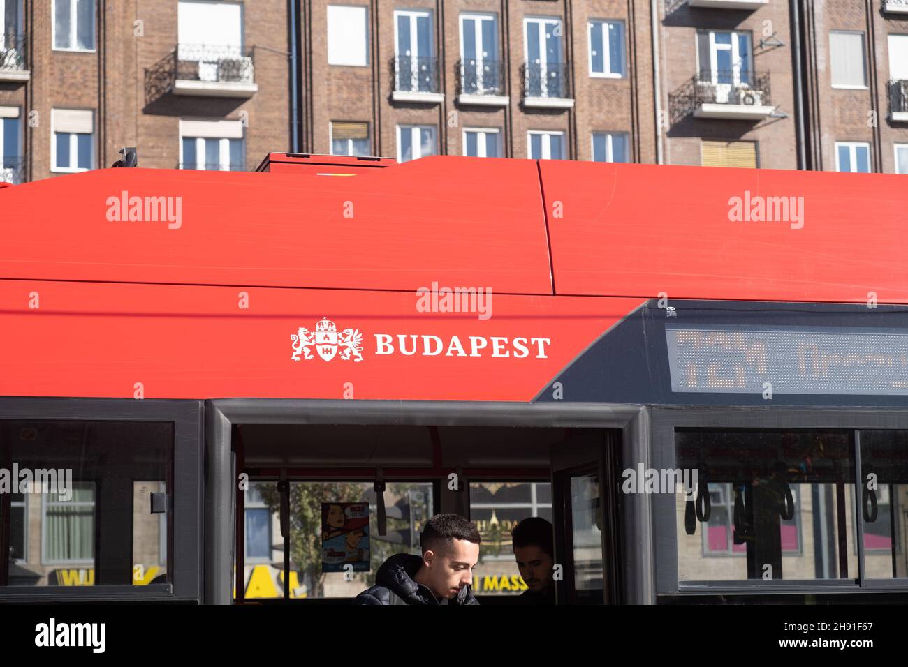 Budapest, Hongrie - 1er novembre 2021 : panneau de la ville de Budapest sur bus, éditorial. Banque D'Images