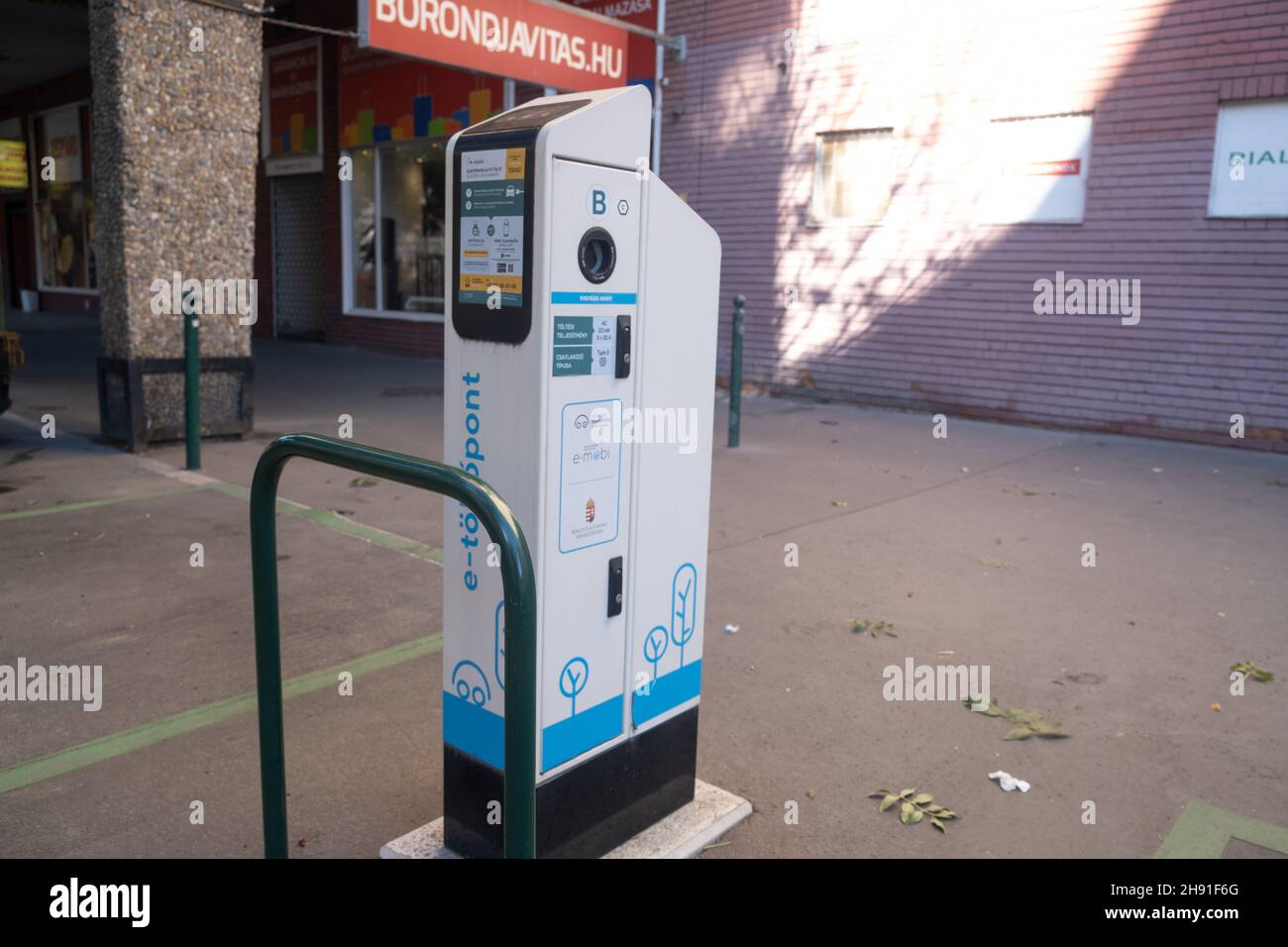 Budapest, Hongrie - 1er novembre 2021 : station de charge pour voitures électriques, Editorial. Banque D'Images