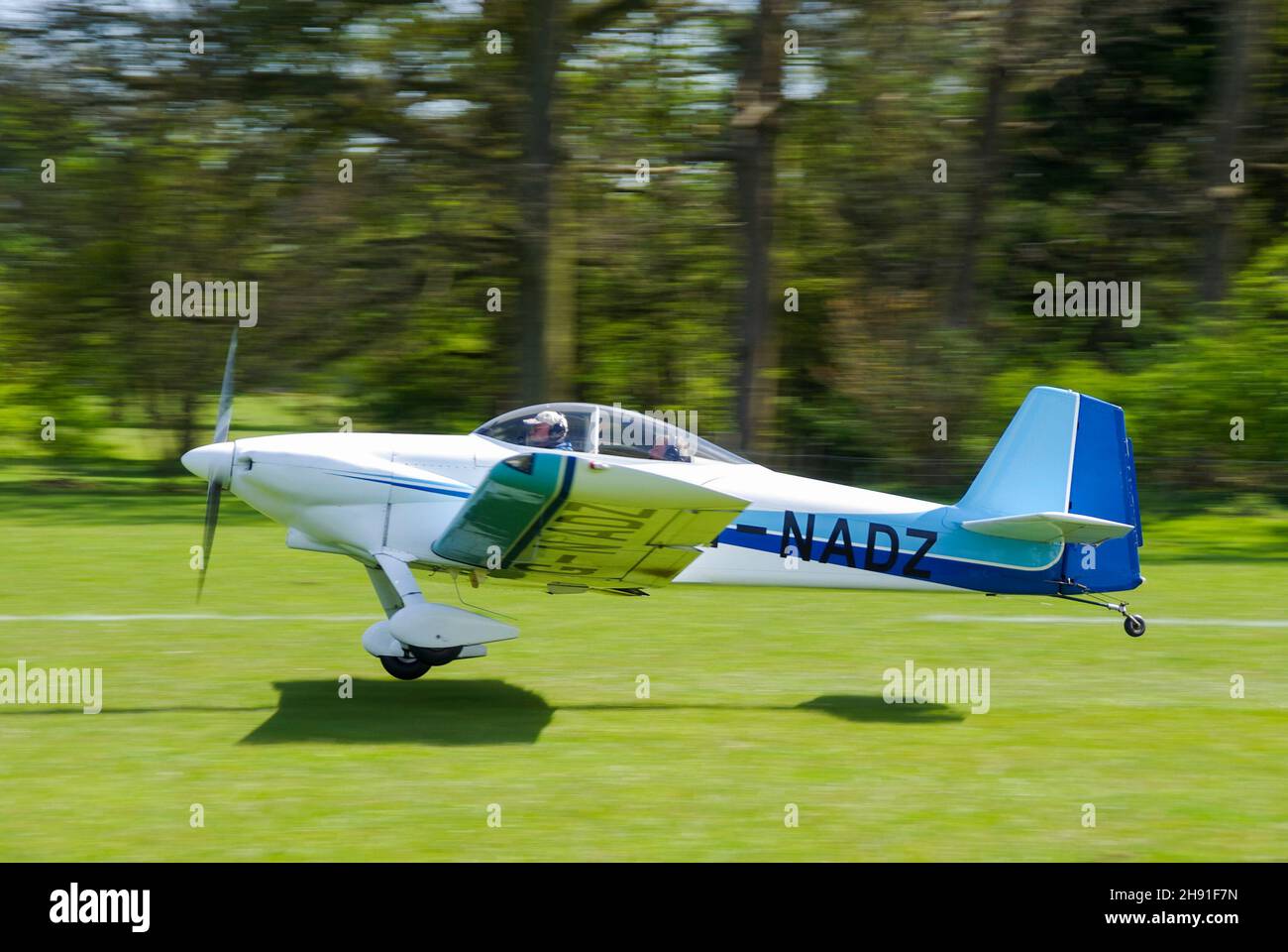L'avion de Van RV-4 G-NADZ débarque en diagonale sur la piste de piste d'herbe rurale de Henham Park.Piste d'atterrissage de la campagne du Suffolk.Finale de vent de travers de l'aile Banque D'Images