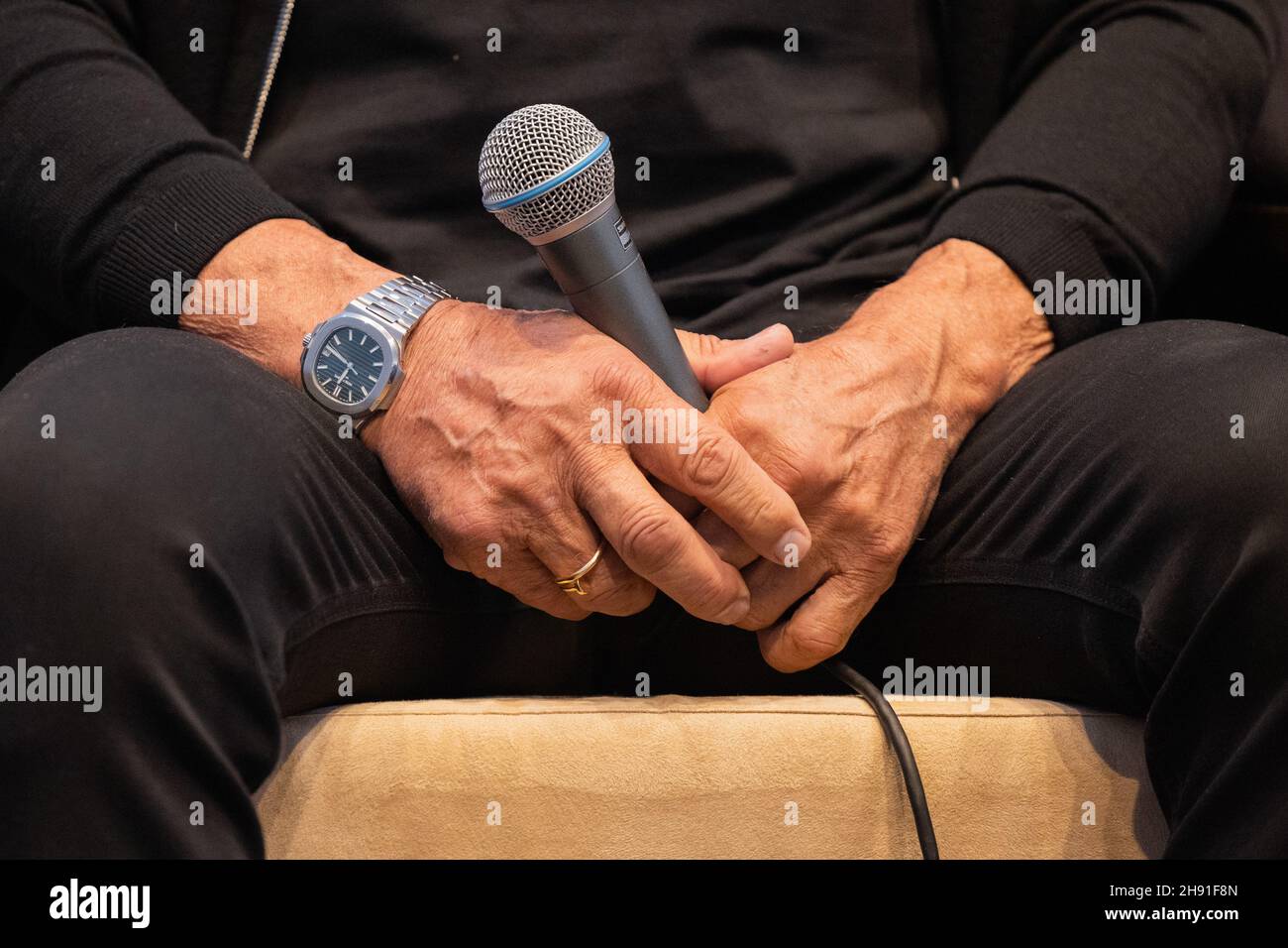 Hagen, Allemagne.03ème décembre 2021.Sylvester Stallone, comédien et peintre, est assis avec un microphone dans ses mains et porte un Patek Philippe Nautilus 5711/1A-014 lors d'un rendez-vous à la presse à l'exposition 'Dylvester Stallone - 75e anniversaire rétrospective' au Musée Osthaus.Il est connu dans le monde entier comme Rocky ou Rambo.Mais la star hollywoodienne Sylvester Stallone a aussi un côté artistique.Son travail de peintre est maintenant montré en Allemagne pour la première fois - pour l'ouverture du spectacle il vient personnellement dans la région de Ruhr à Hagen.Credit: Rolf Vennenbernd/dpa/Alay Live News Banque D'Images
