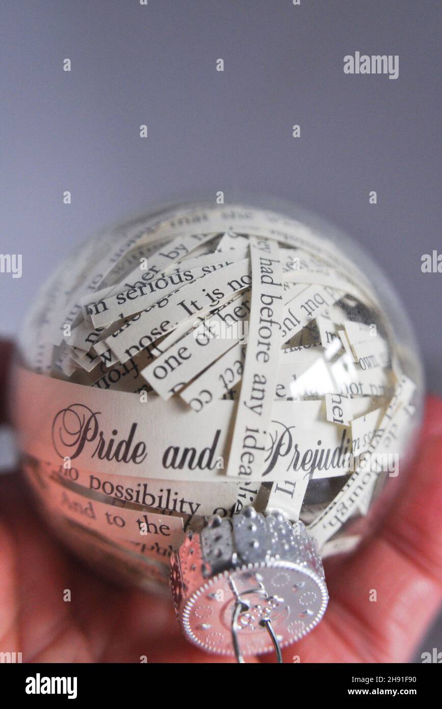 Boule de Noël avec des bandes coupées de Jane Austen Pride et de préjugés roman à l'intérieur Banque D'Images