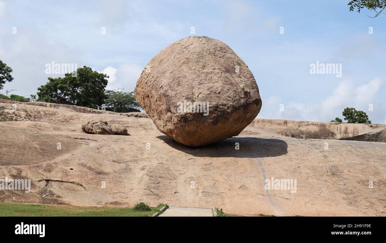 Krishna Butter ball Grand rocher et ciel bleu.Un rocher d'équilibre.Situé dans un cadre naturel. Banque D'Images