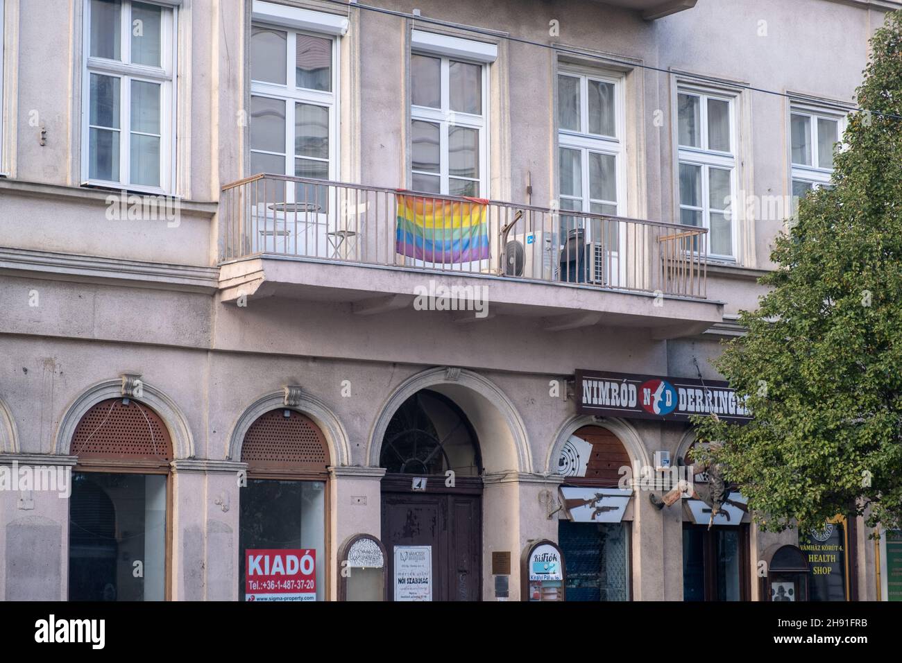 Budapest, Hongrie - 1er novembre 2021 : drapeau LGBT suspendu sur le balcon, éditorial. Banque D'Images Budapest, Hongrie - 1er novembre 2021 : drapeau LGBT suspendu sur le balcon, éditorial. Banque D'Images