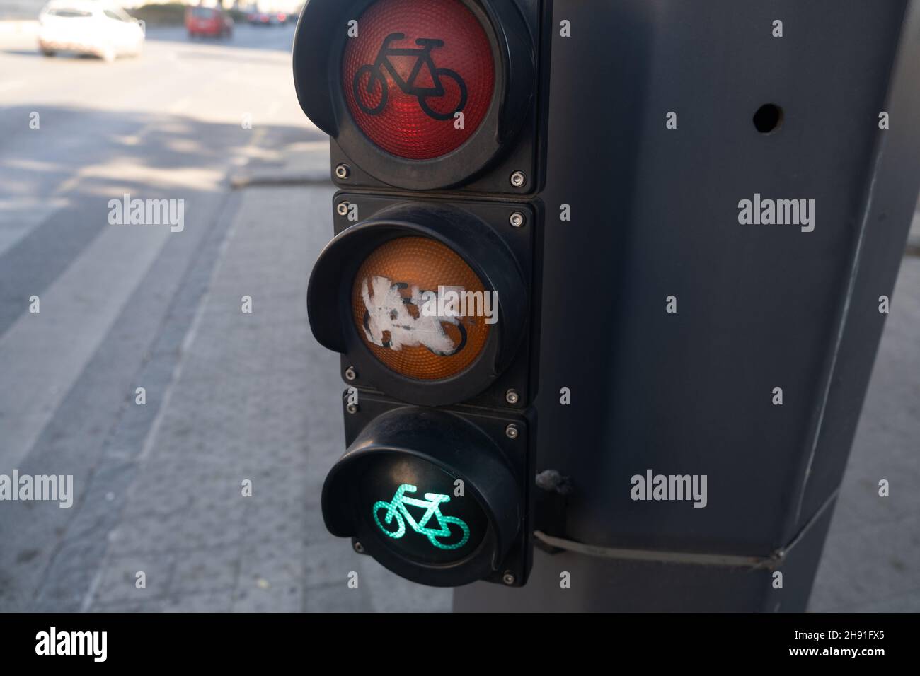 Le feu de circulation indique des feux verts pour le vélo au croisement. Banque D'Images