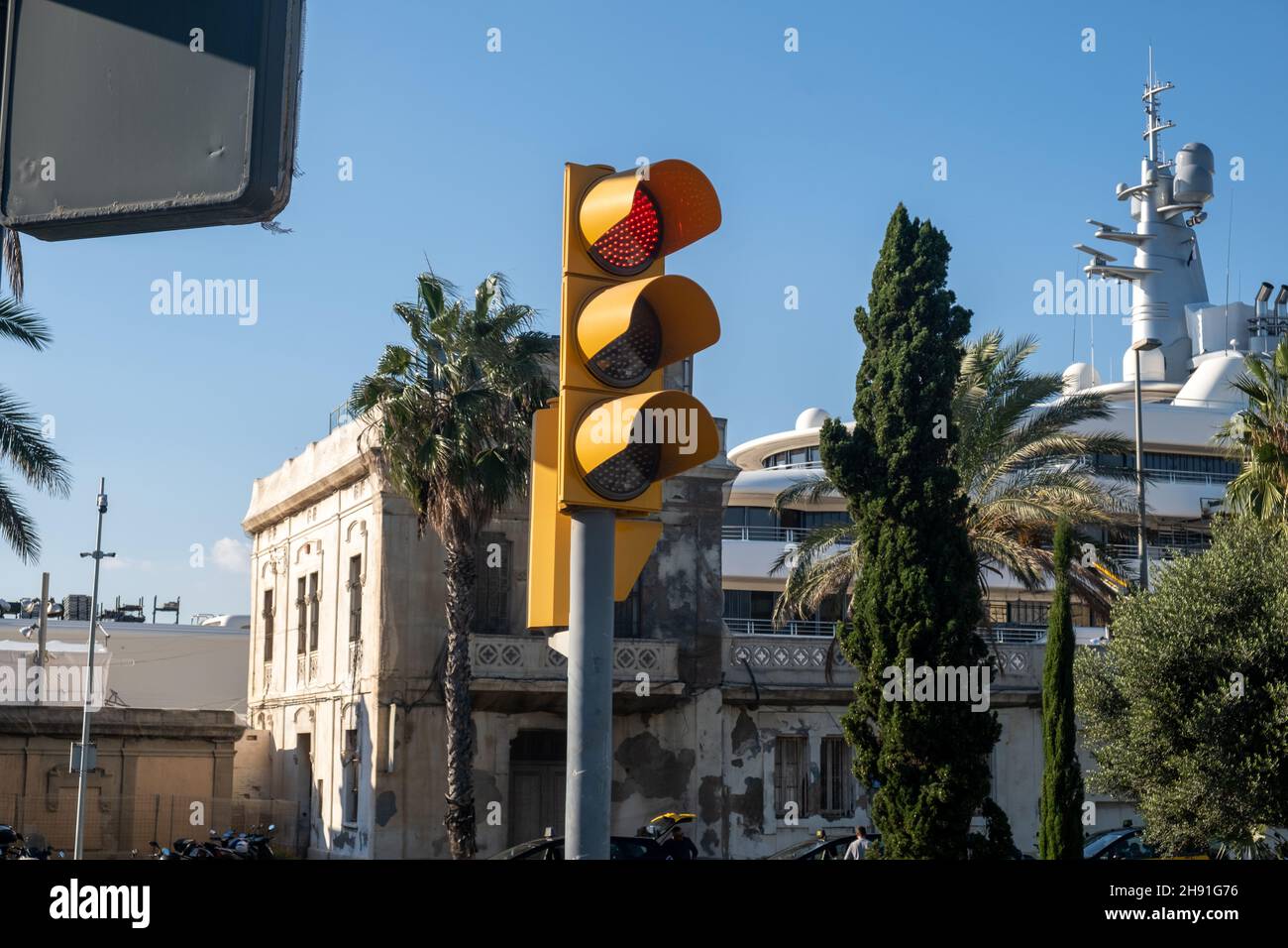 Barcelone, Espagne - 5 novembre 2021 : feu de circulation avec feu rouge sur la rue avec palmiers en été, illustratif Editorial. Banque D'Images