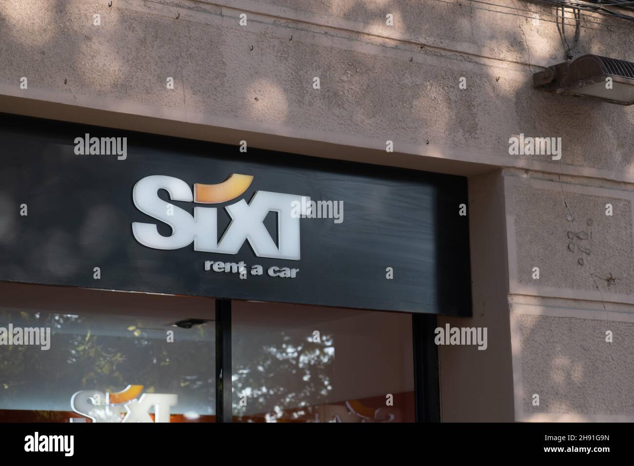 Barcelone, Espagne - 5 novembre 2021 : panneau de service de location de voitures Sixt, Editorial. Banque D'Images