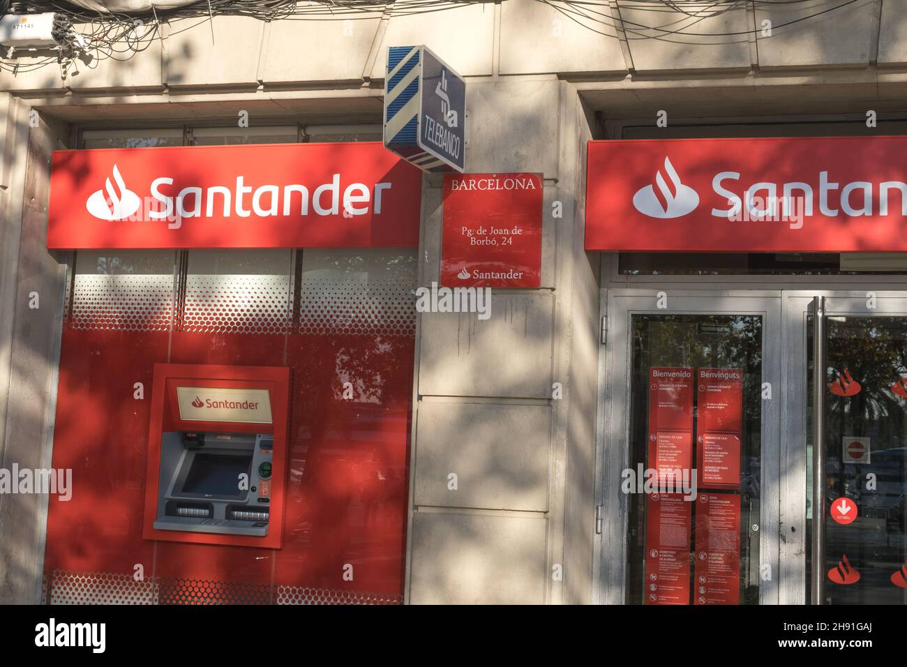 Barcelone, Espagne - 5 novembre 2021: Santander Group Bank Sign, illustrative Editorial. Banque D'Images Barcelone, Espagne - 5 novembre 2021: Santander Group Bank Sign, illustrative Editorial. Banque D'Images