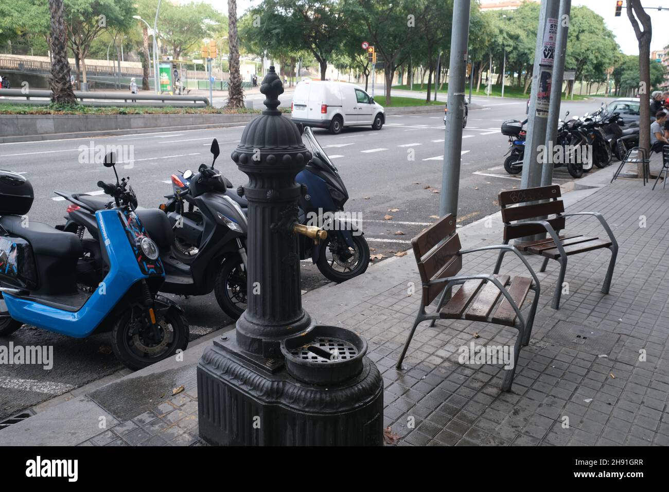 Barcelone, Espagne - 5 novembre 2021 : fontaine à boire dans une rue de barcelone, Editorial. Banque D'Images