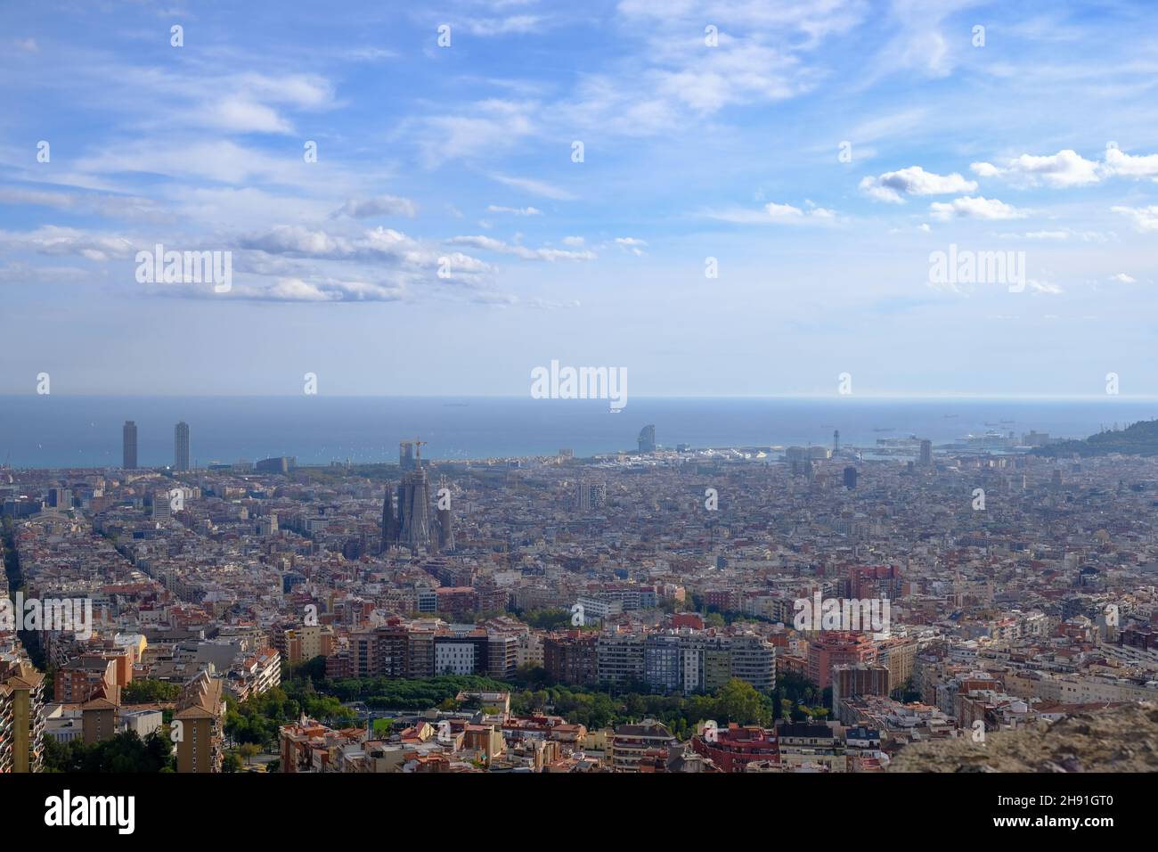Vue aérienne de Barcelone, paysage urbain et horizon.La Sagrada Familia et la mer, architecture de la ville.Vue panoramique. Banque D'Images