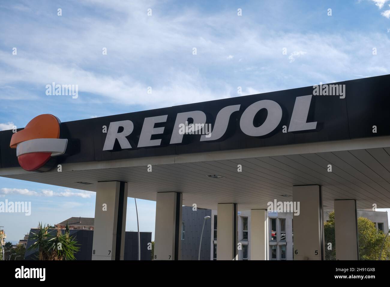 Barcelone, Espagne - 5 novembre 2021 : panneau de la station-service Repsol, Editorial. Banque D'Images