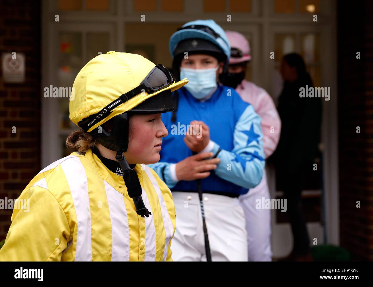 Ella Herbison quitte la salle de pesage pendant le Betfair Tingle Creek Festival à l'hippodrome de Sandown Park, Esher.Date de la photo: Vendredi 3 décembre 2021. Banque D'Images