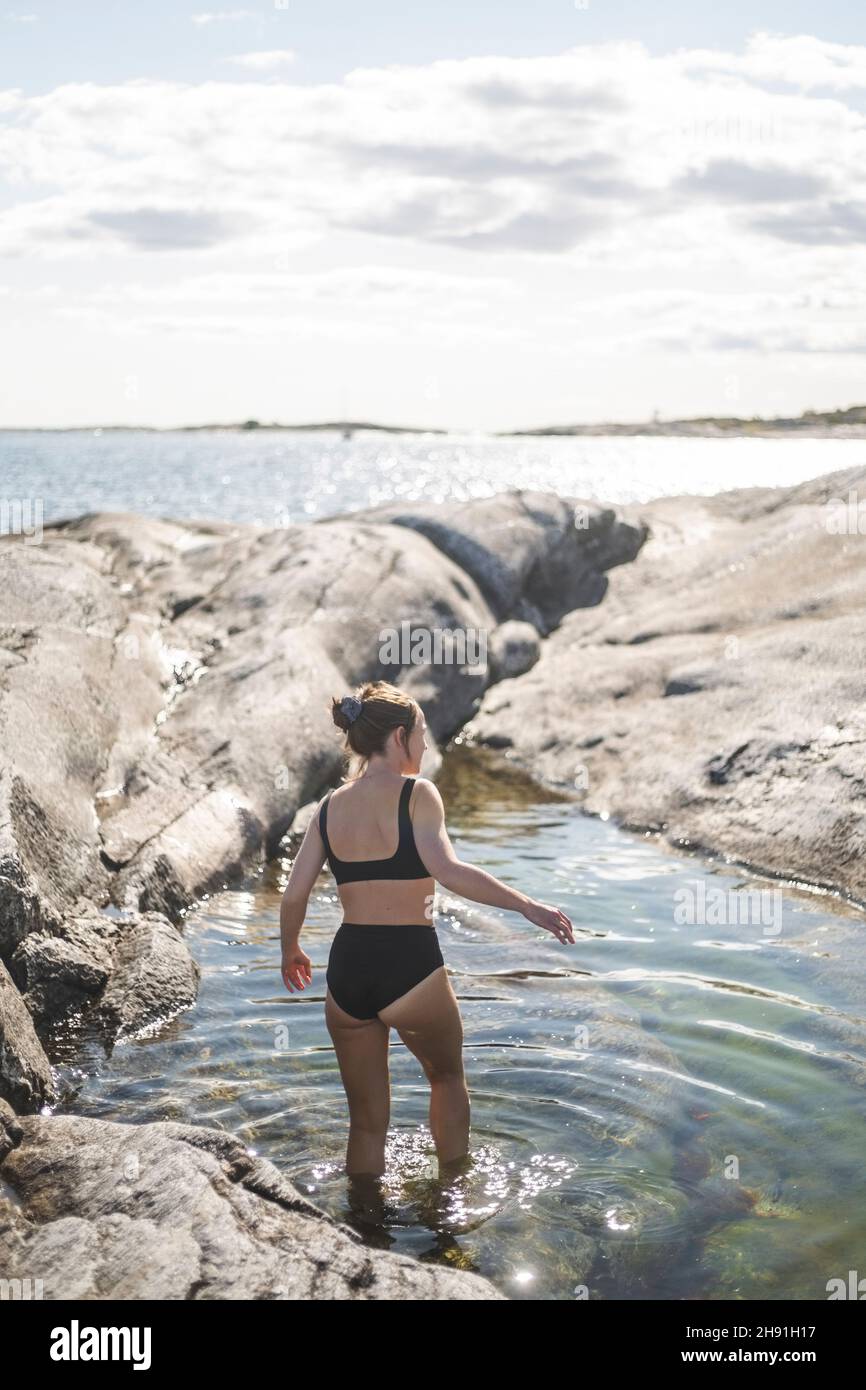 Femme adulte de taille moyenne marchant en mer pendant les vacances Banque D'Images