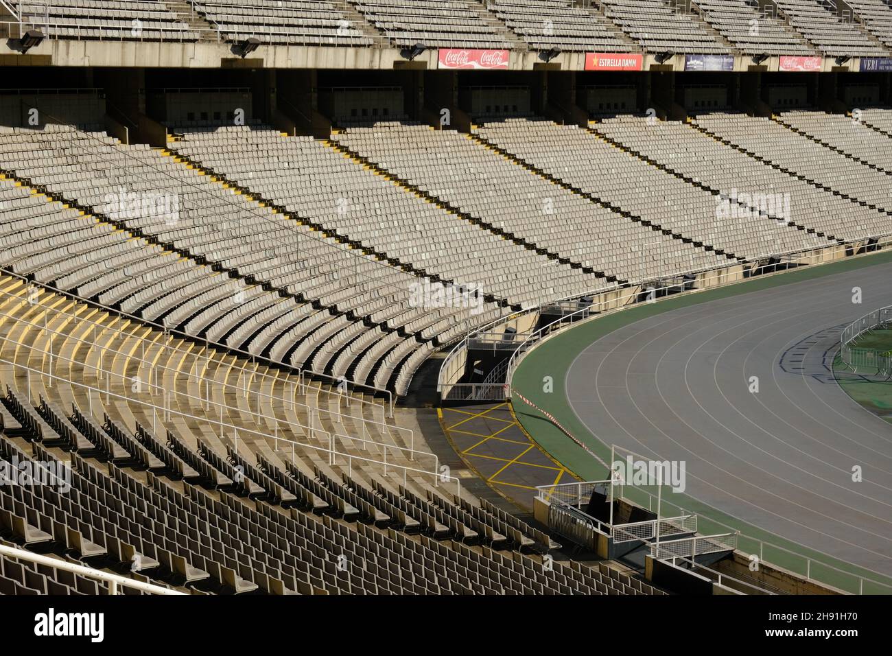 Barcelone, Espagne - 5 novembre 2021 : stands vides dans un stade de football sportif, sièges vides et manque de spectateurs, illustratif éditorial. Banque D'Images