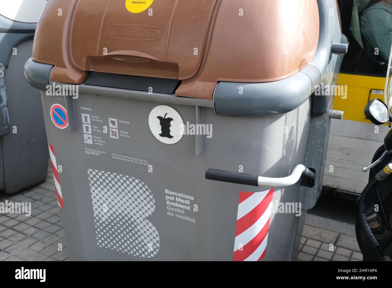 Barcelone, Espagne - 5 novembre 2021 : poubelle pour déchets organiques, Editorial. Banque D'Images