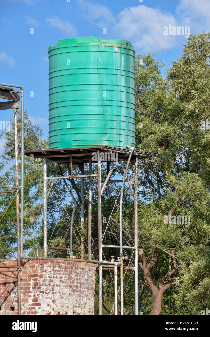 Réservoir d'eau ou conteneur en plastique vert sur une structure