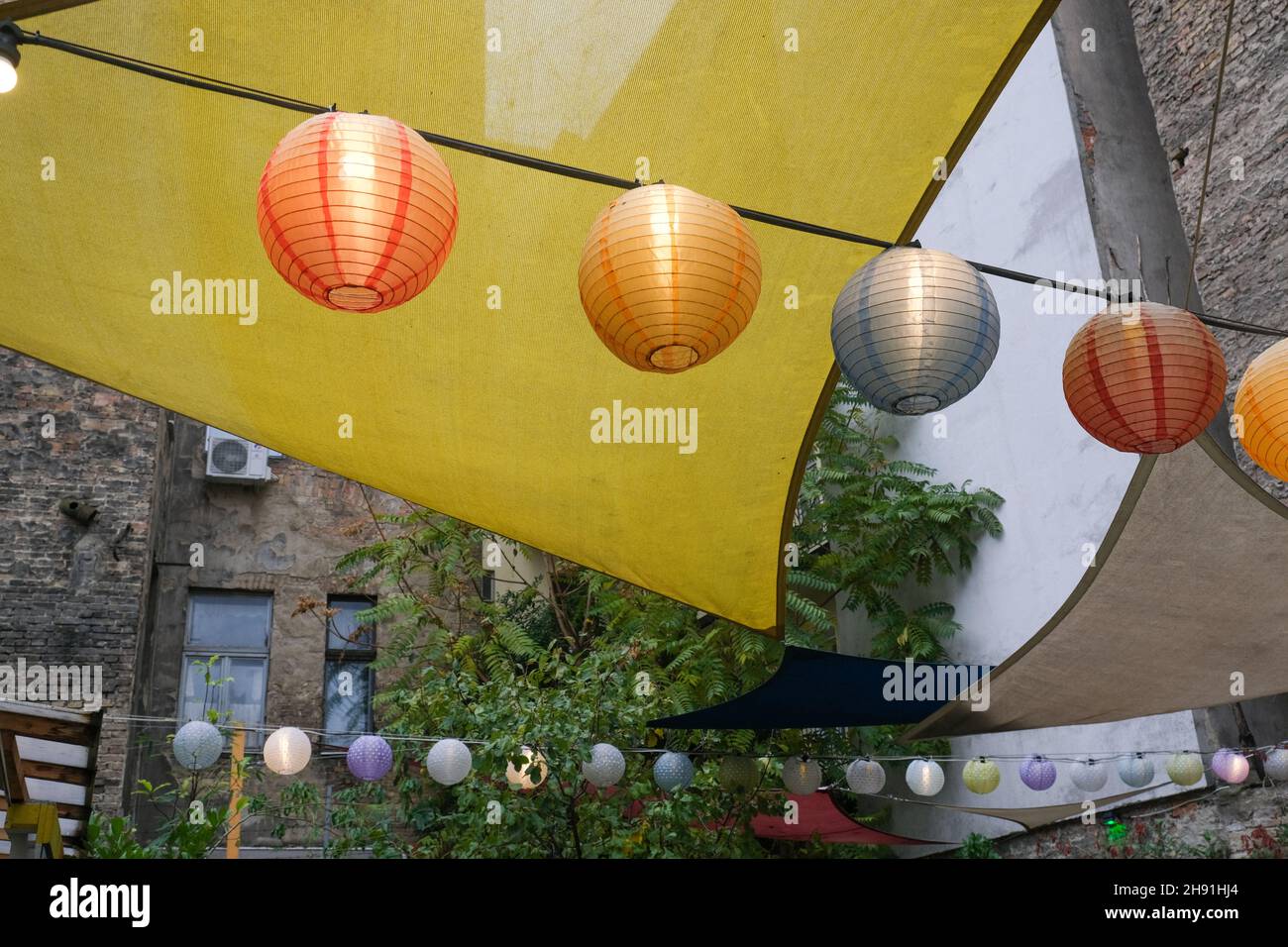 Lanternes en papier chinois à l'extérieur.Design traditionnel. Banque D'Images