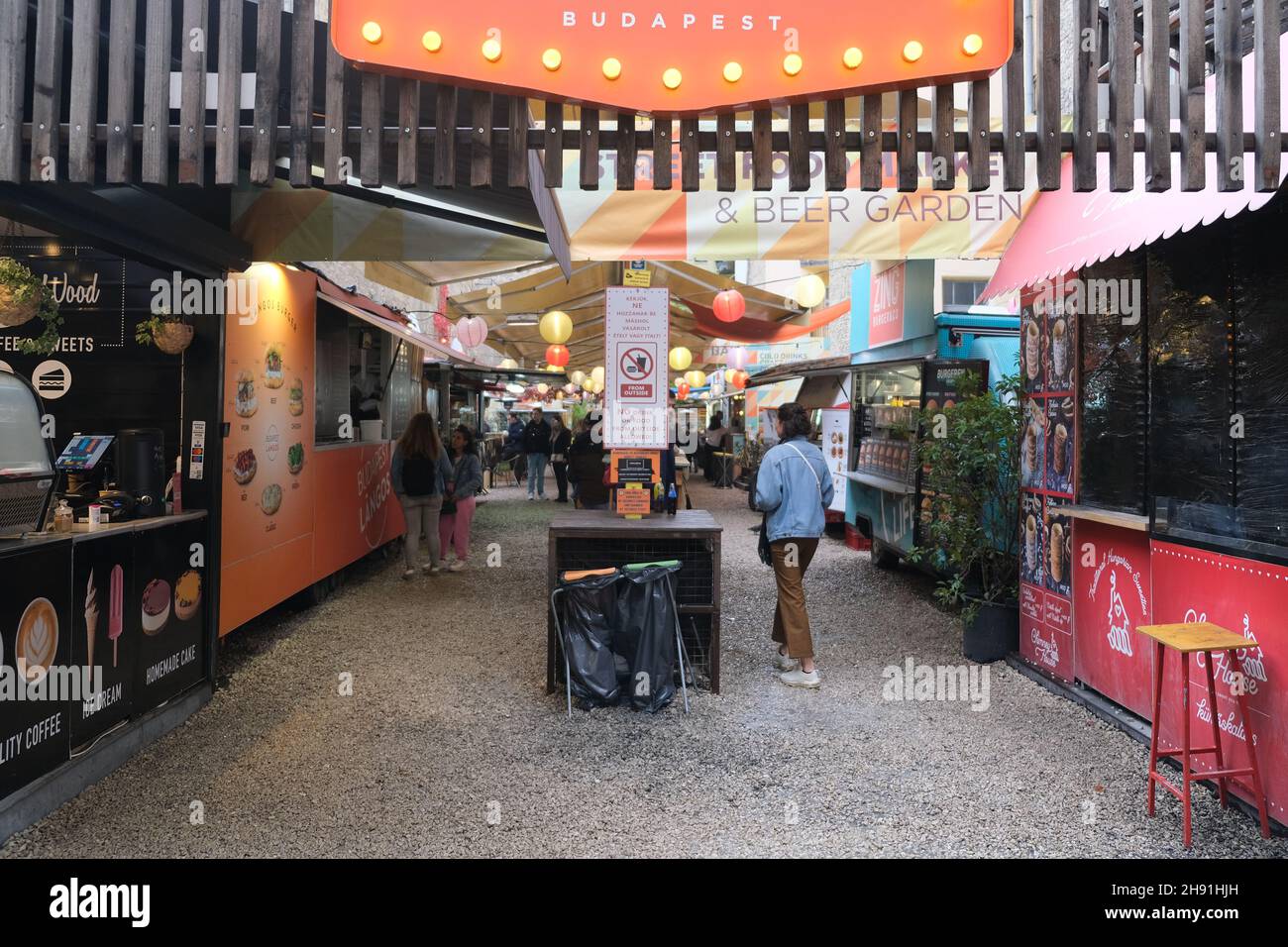 Budapest, Hongrie - 1er novembre 2021 : Outdoor Street Food and Eatery Yard, City Landmark, Food Wagons, Editorial. Banque D'Images