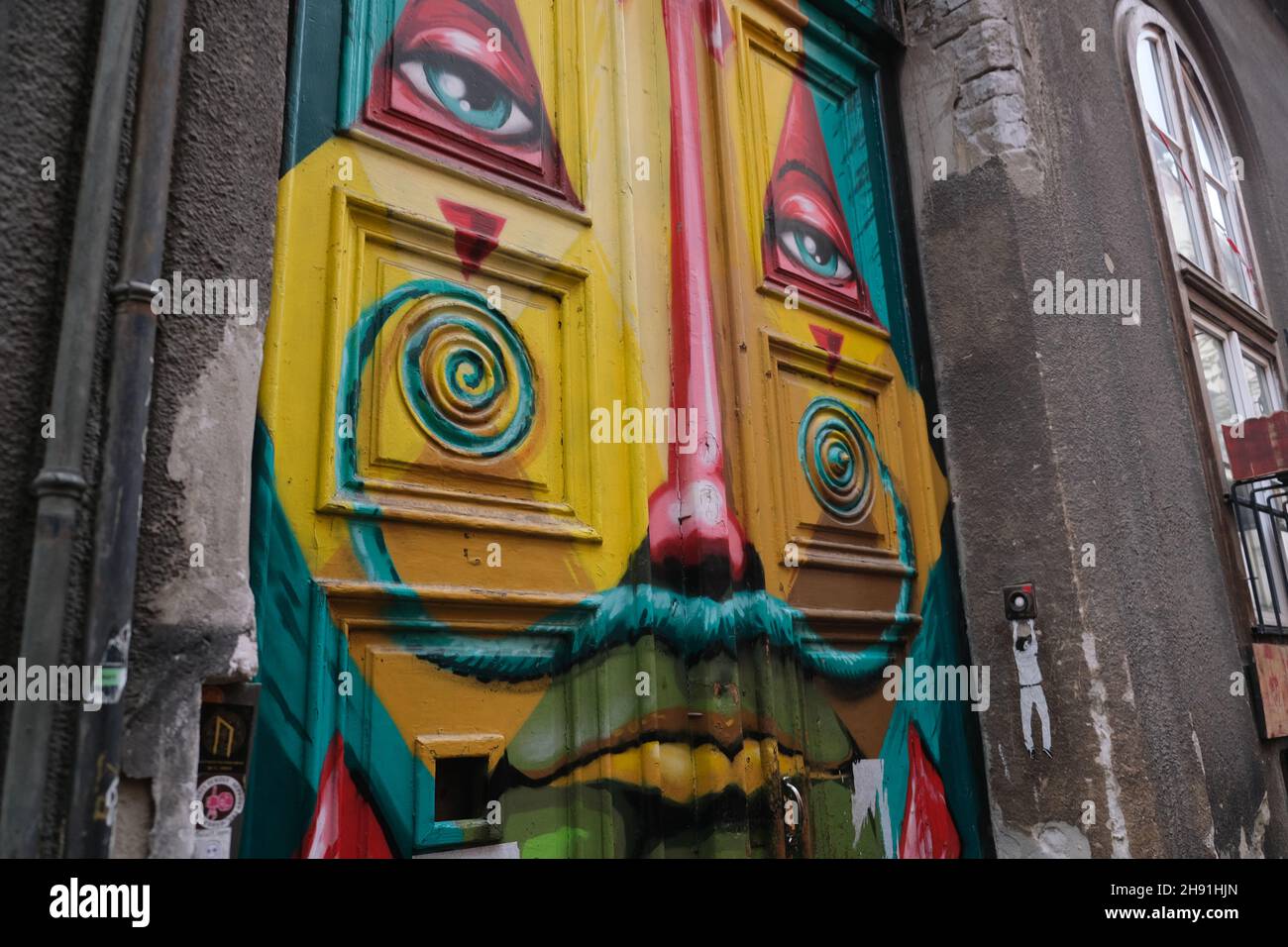 Budapest, Hongrie - 1er novembre 2021: Art sur la vieille porte, rue Kazinczy quartier juif à Budapest, Editorial illustratif. Banque D'Images