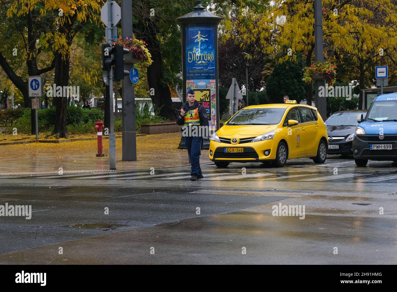 Budapest, Hongrie - 1er novembre 2021 : une femme policier contrôle la circulation sur la route, illustrative Editorial. Banque D'Images
