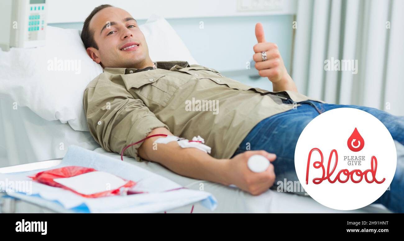 Portrait d'un donneur masculin souriant montrant les pouces sur le lit donnant du sang à l'hôpital Banque D'Images
