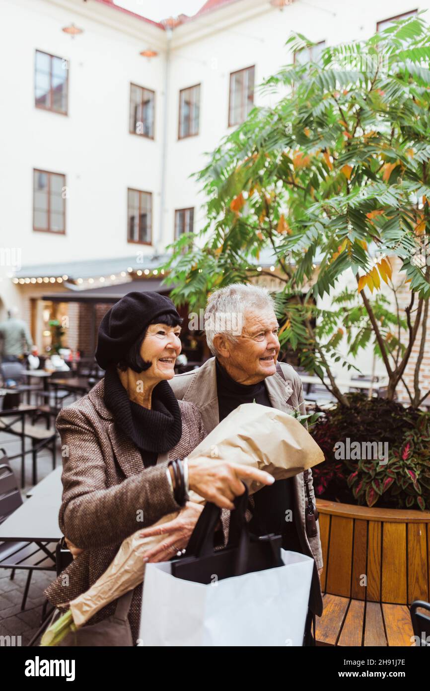 Homme et femme âgés explorant la ville pendant le week-end Banque D'Images