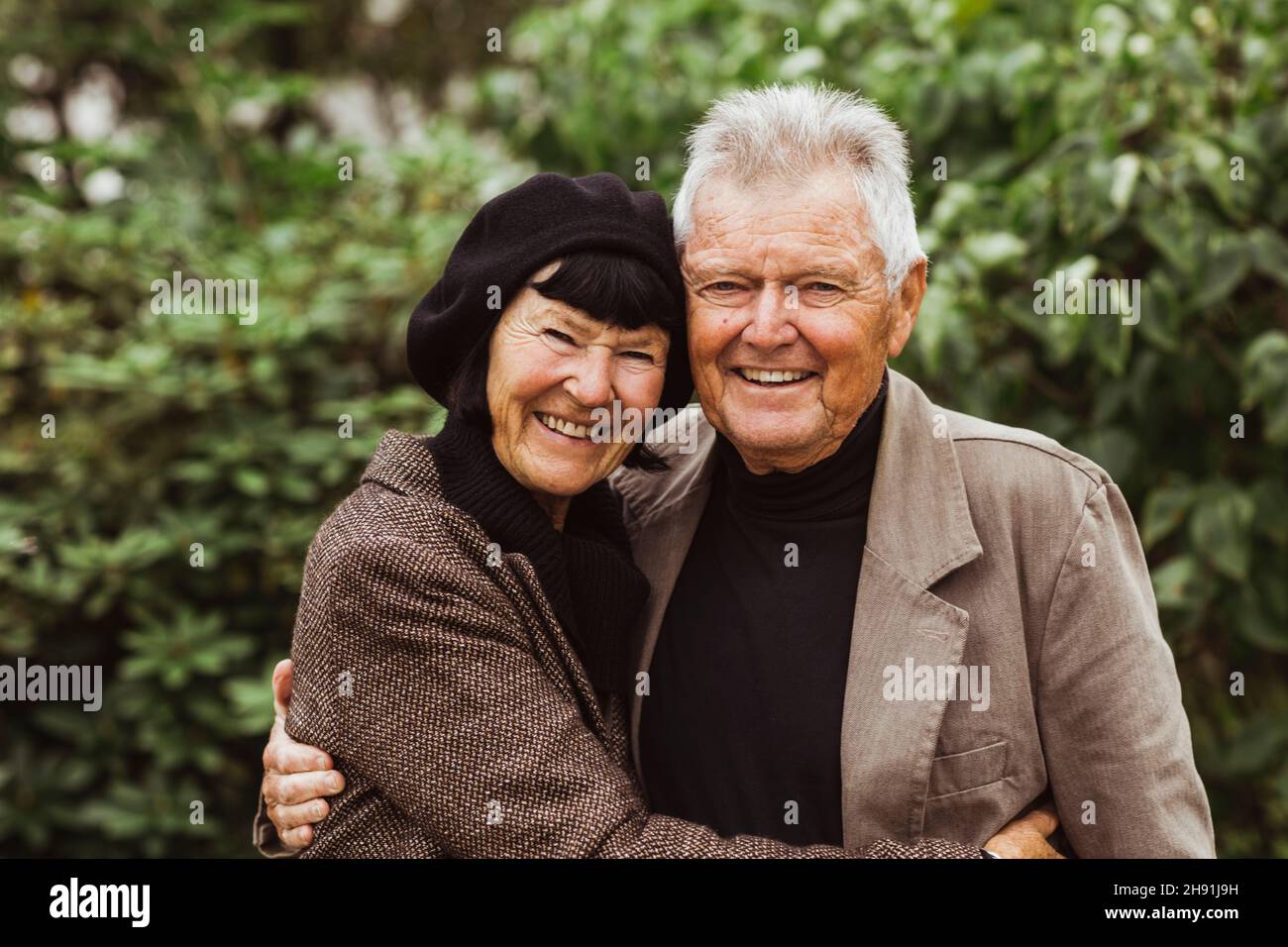 Portrait d'un couple senior heureux qui s'embrasse dans le parc pendant le week-end Banque D'Images