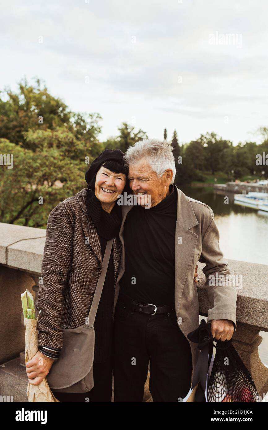 Couple de personnes âgées souriantes au pont pendant le week-end Banque D'Images