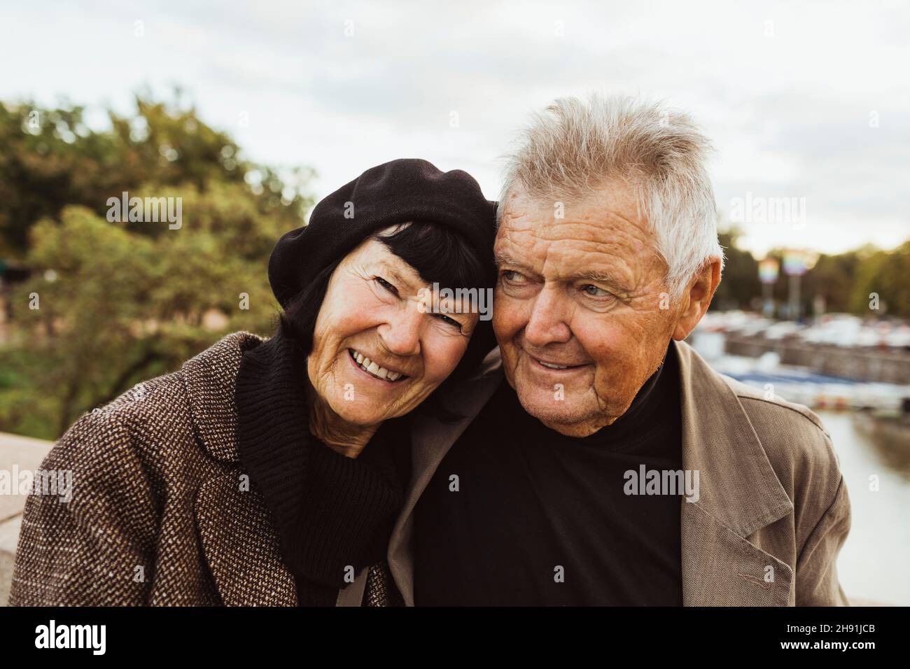 Portrait d'une femme âgée souriante avec un homme pendant les vacances Banque D'Images