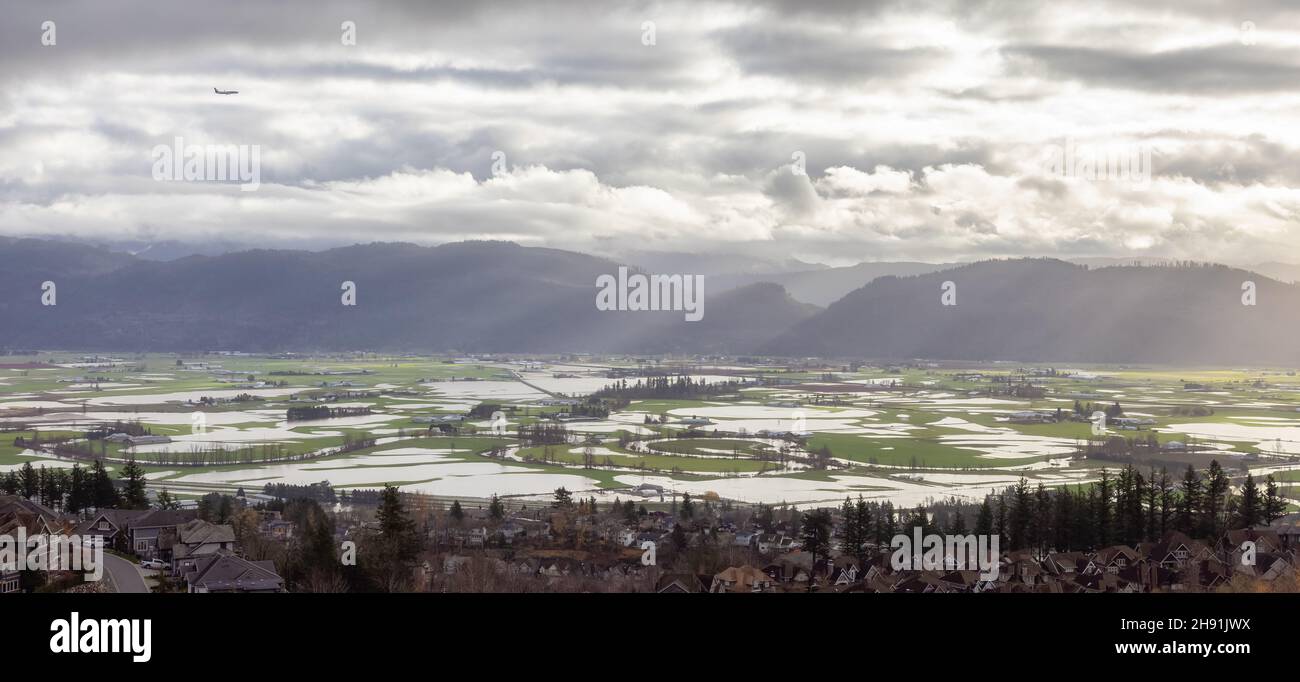 Inondation dévastatrice catastrophe naturelle dans la ville et les terres agricoles après la tempête Banque D'Images