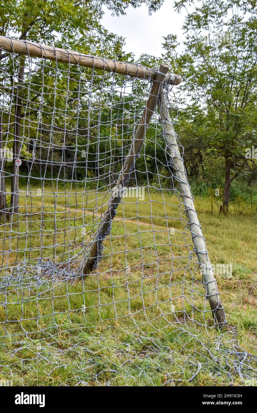 Un rack d'escalade en poteaux de bois et un filet fait pour un obstacle sur un terrain d'herbe pour tester l'endurance et l'agilité des sportifs et oth Banque D'Images