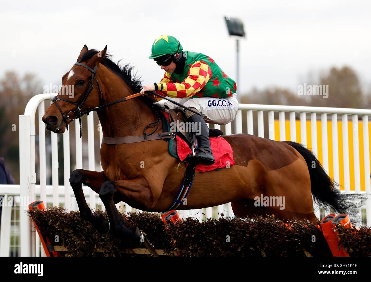 Sean Bowen à cheval Forever Blended sur leur chemin pour gagner le Pinsent Masons Inititory Juvenile Hddle lors du Betfair Tingle Creek Festival à l'hippodrome de Sandown Park, Esher.Date de la photo: Vendredi 3 décembre 2021. Banque D'Images