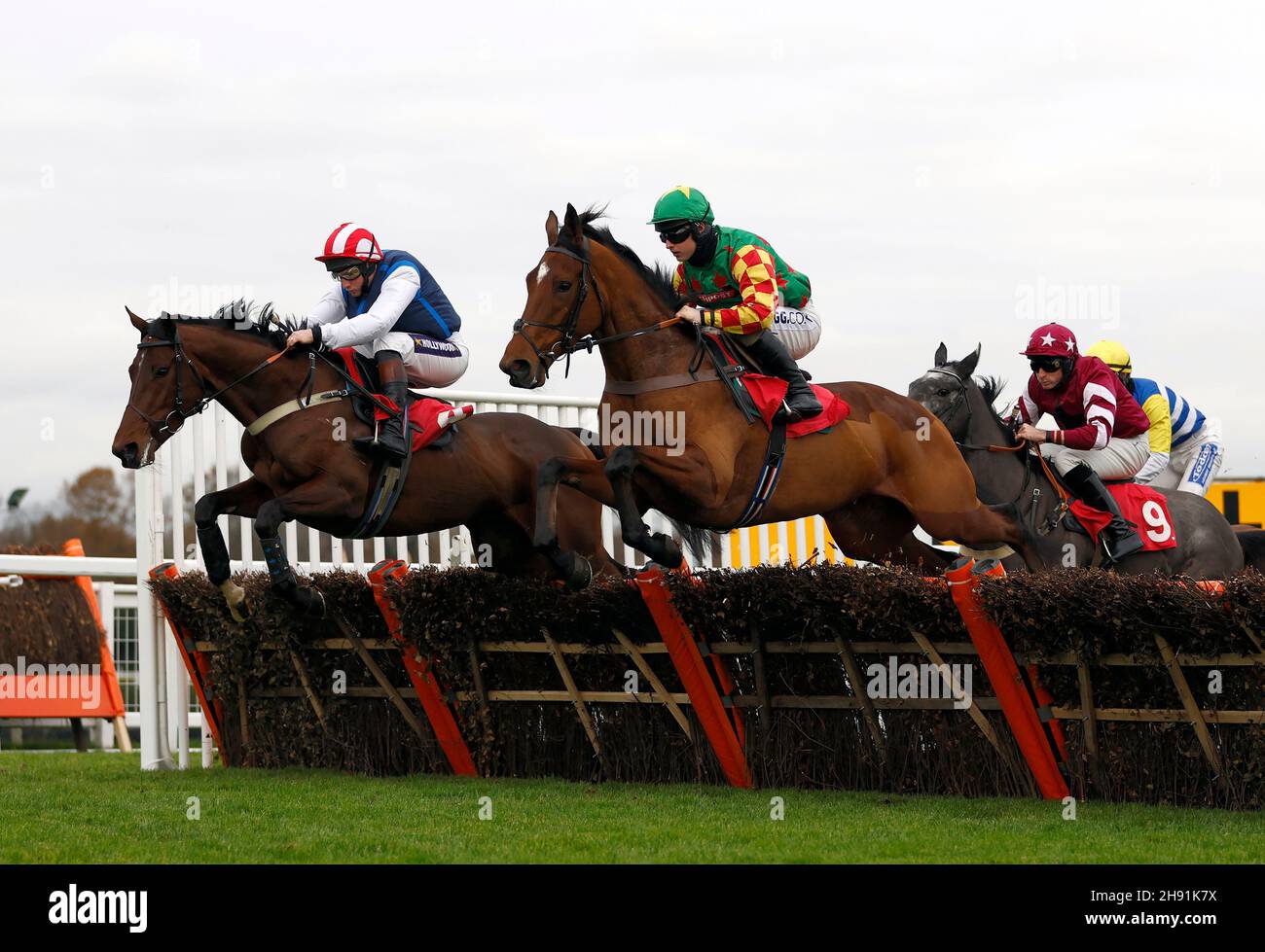 Jamie Moore à bord de Hayedo (à gauche) et Sean Bowen à bord de Forever Blessed (au centre) lors de l'épreuve d'initiation aux maçons Pinsent à l'occasion du festival Betfair Tingle Creek à l'hippodrome de Sandown Park, Esher.Date de la photo: Vendredi 3 décembre 2021. Banque D'Images