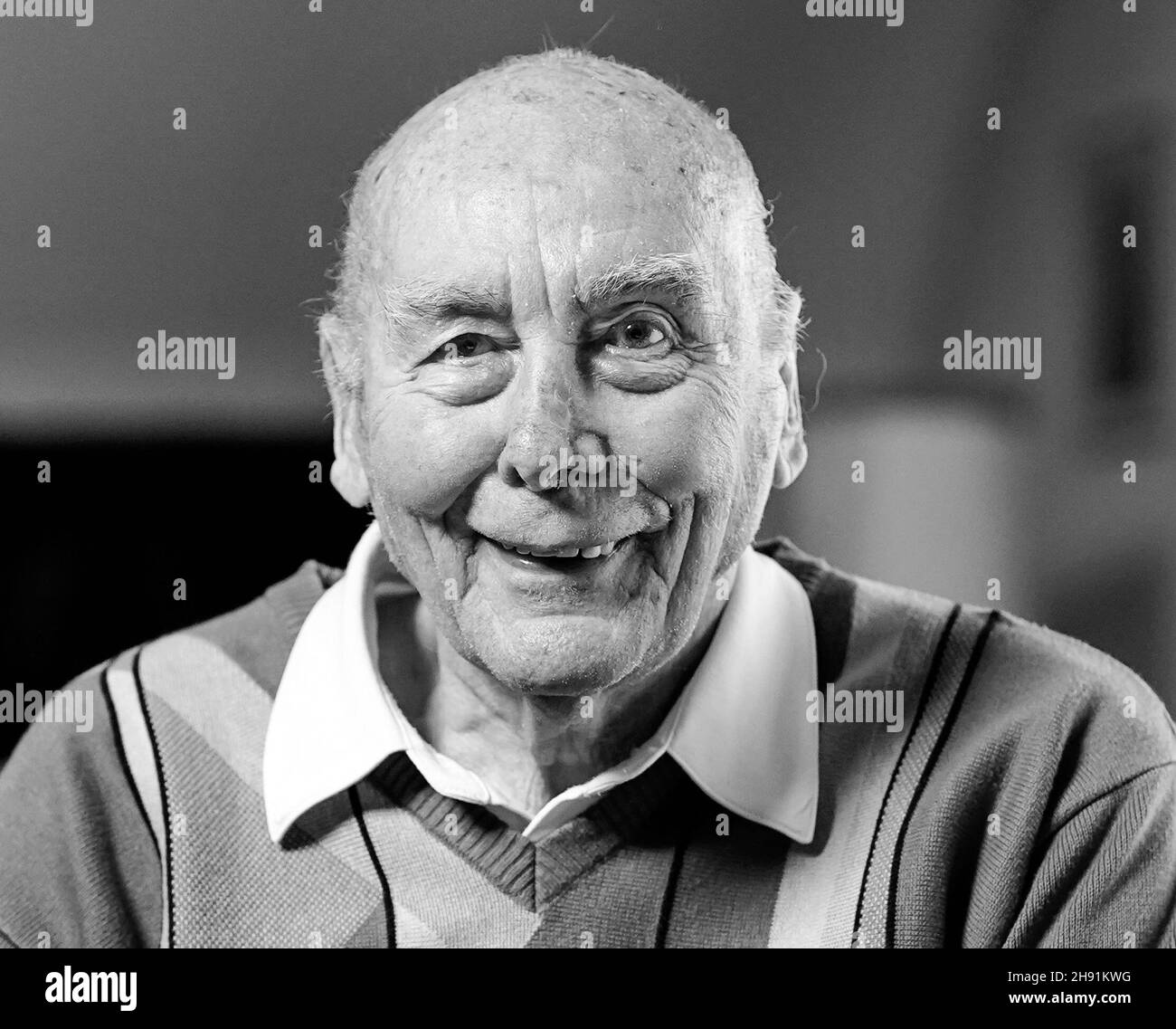 CLASSÉ - 15 octobre 2020, Rhénanie-Palatinat, Bruchmühlbach-Miesau: L'ancien joueur de football Horst Eckel est assis dans le salon de sa maison.L'ancien champion du monde de football Horst Eckel est mort.Comme l'a annoncé vendredi l'Association allemande de football, le dernier champion du monde 1954 encore en vie est décédé vendredi à l'âge de 89 ans.Photo: Uwe Anspach/dpa Banque D'Images CLASSÉ - 15 octobre 2020, Rhénanie-Palatinat, Bruchmühlbach-Miesau: L'ancien joueur de football Horst Eckel est assis dans le salon de sa maison.L'ancien champion du monde de football Horst Eckel est mort.Comme l'a annoncé vendredi l'Association allemande de football, le dernier champion du monde 1954 encore en vie est décédé vendredi à l'âge de 89 ans.Photo: Uwe Anspach/dpa Banque D'Images