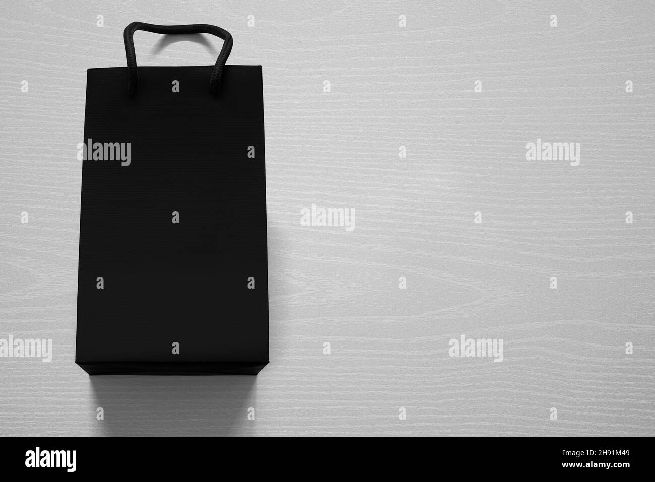 Luxueux sac noir mat contre bois blanc d'en haut Banque D'Images