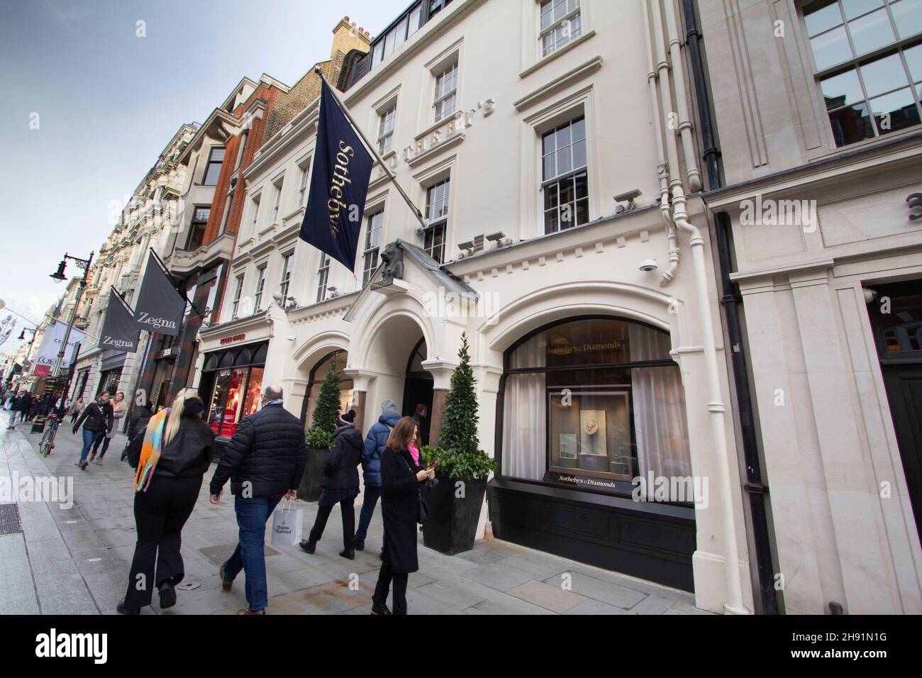 La société des beaux-arts de Sotheby, New Bond Street, Londres, courtier en art, bijoux et objets de collection Banque D'Images