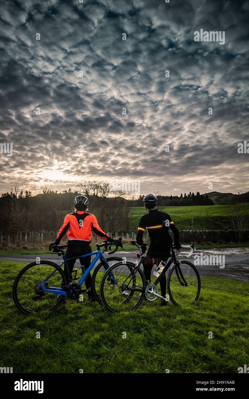 Mère et fils appréciant le paysage nuageux après une journée de vélo autour de Bowland, Lancashire, Royaume-Uni. Banque D'Images
