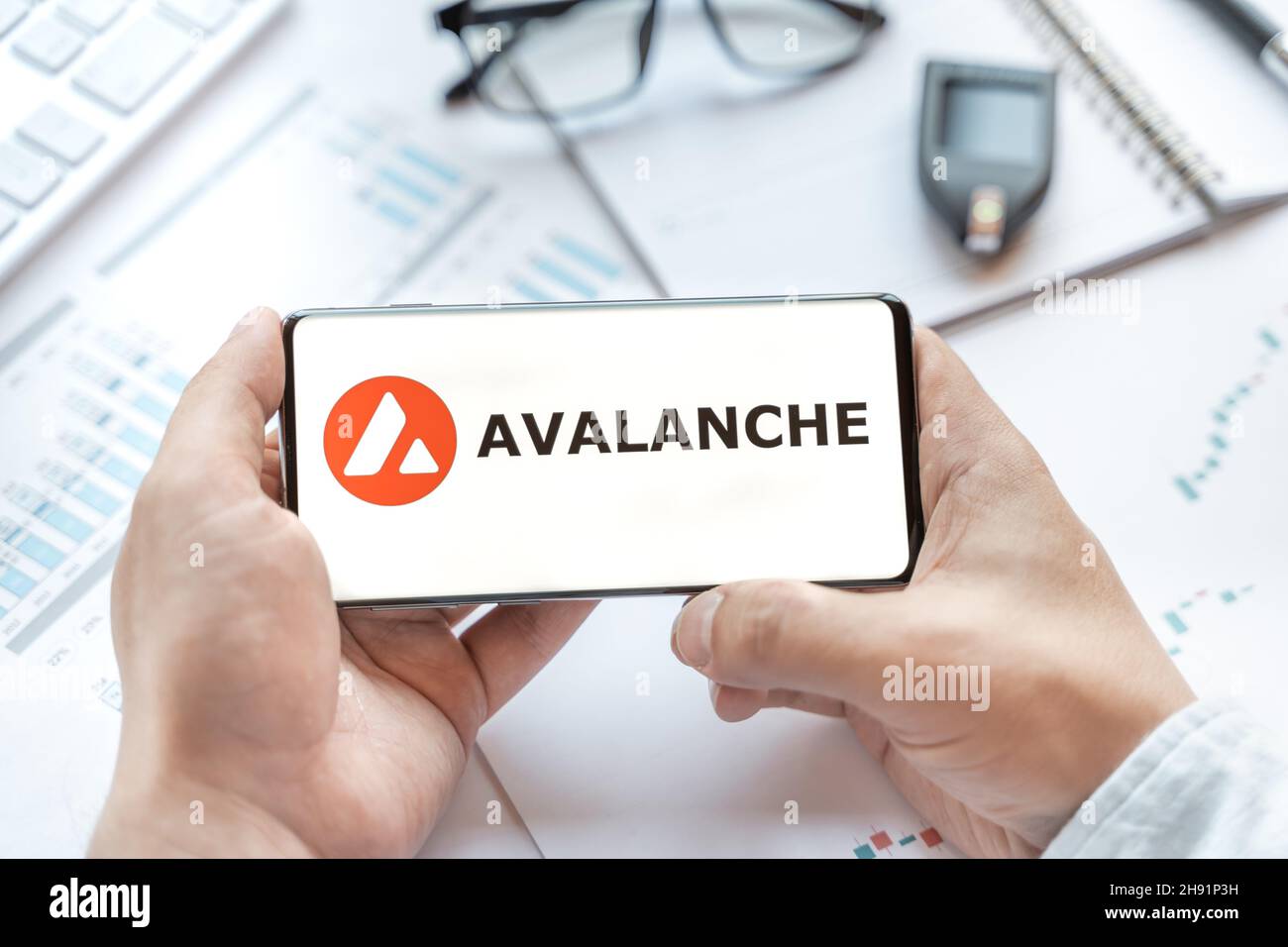 Logo de la pièce Avalanche dans la tablette.Jeton AVAX crypto-monnaie.Trading blockchain plate-forme pour acheter, vendre sur échange décentralisé DEX,DEFI.Argent numérique Banque D'Images