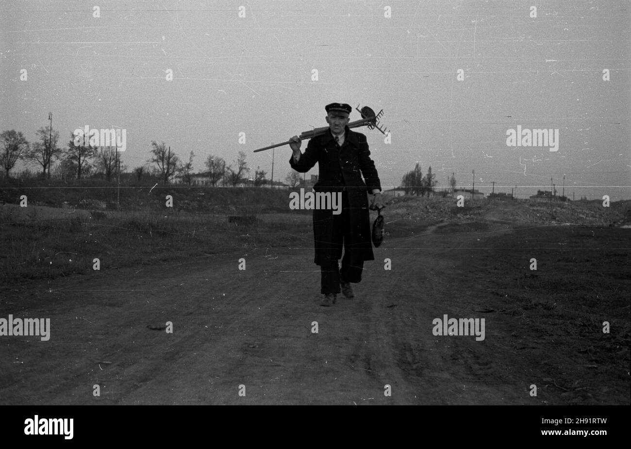 Varsovie, 1947-05.Pragownik miejskiego Zak³adu Komunikacyjnego (MZK) wraca z pracy W ogródku dzia³kowym (S³u¿ewiec-Szopie). bb/gr PAP Dok³adny dzieñ wydarzenia nieustalony.Varsovie, mai 1947.Un employé de Warsaw City transport retourne à la maison après un après-midi sur son terrain de jardin. bb/gr PAP Banque D'Images