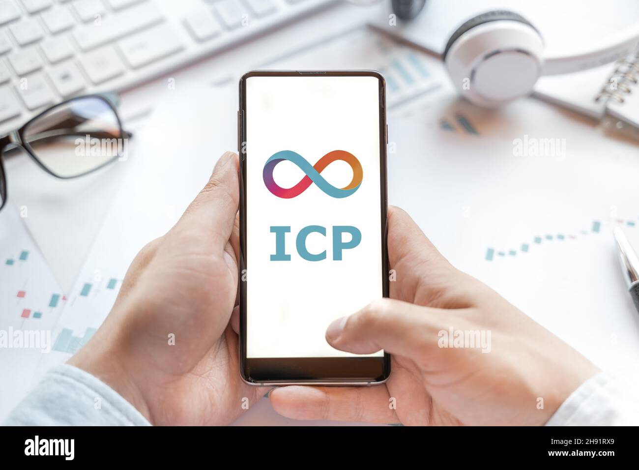 Logo de DFINITY Foundation Internet Computer en tablette.Pièce ICP à crypto- monnaie, jeton.Trading blockchain plate-forme pour acheter, vendre sur  excha décentralisé Photo Stock - Alamy
