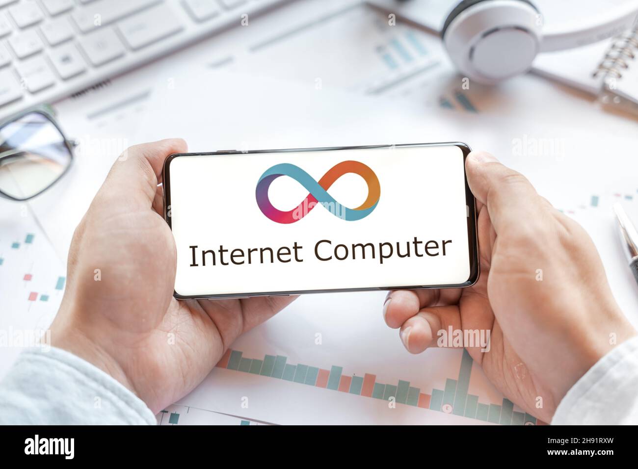 Logo de DFINITY Foundation Internet Computer en tablette.Pièce ICP à crypto-monnaie,  jeton.Trading blockchain plate-forme pour acheter, vendre sur excha  décentralisé Photo Stock - Alamy