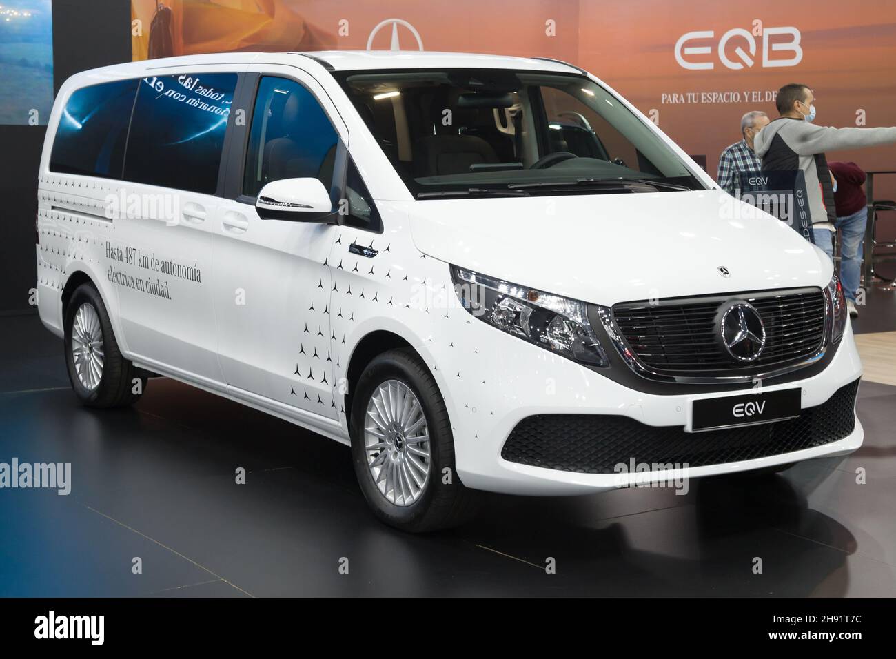 Barcelone, Espagne - 7 octobre 2021 : Mercedes Benz EQV 300 long 4Matic présentée à automobile Barcelona 2021 à Barcelone, Espagne. Banque D'Images