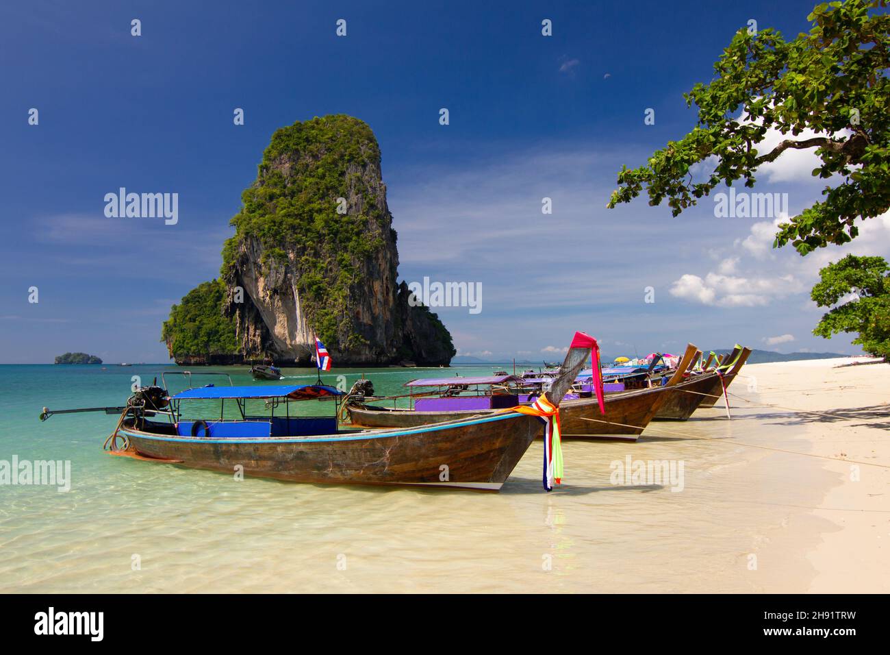 Bateaux à longue queue sur la plage de Phra Nang, Railay, province de Krabi, Thaïlande Banque D'Images