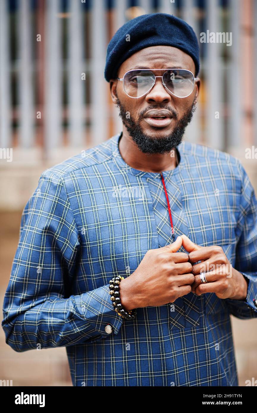 Homme africain en costume bleu authentique, lunettes et béret.Homme  nigérian à la mode Photo Stock - Alamy