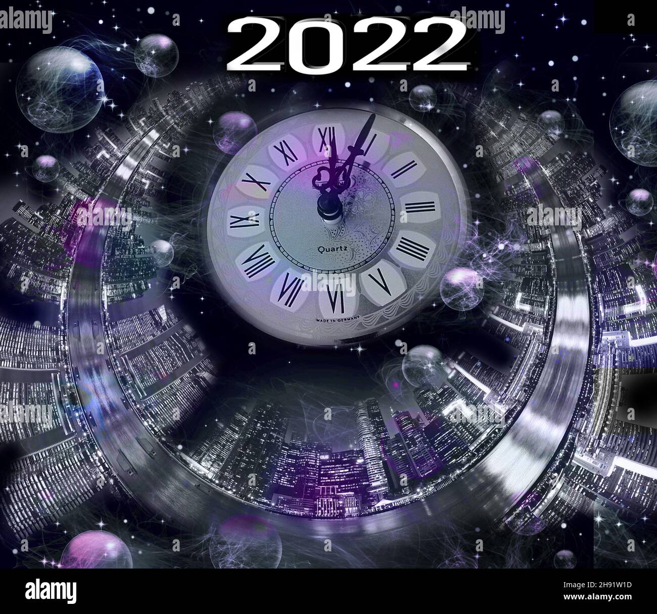 Nouvel an à minuit. Horloge ancienne avec flocons de neige étoiles et lumières de Noël.Arrière-plan de Noël et du nouvel an Banque D'Images